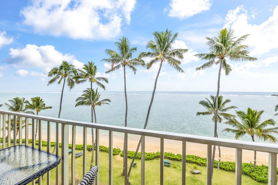 Amazing 7th floor Beachfront Condo House in Punaluu