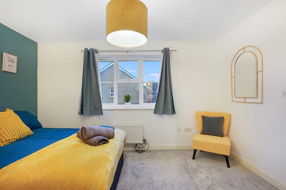 Ashford Stay Parkfarm location Comfortable with Netflix to chill Apartment in England