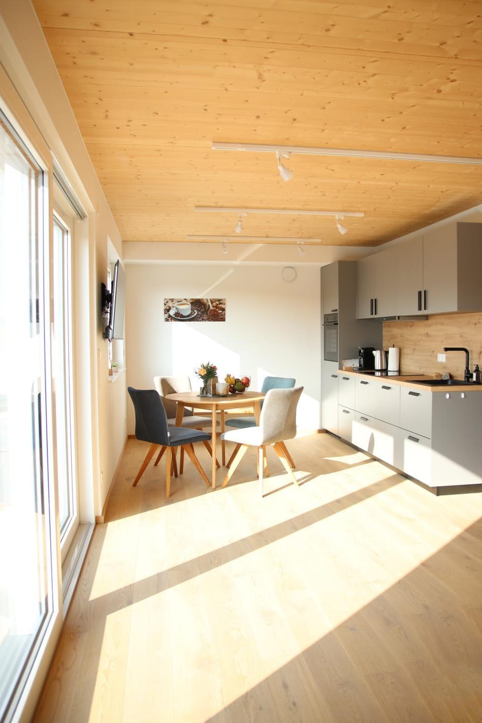 Coffee/tea facilities, Kitchen or kitchenette, Living room, Seating area, Dining area, oven, stove, toaster