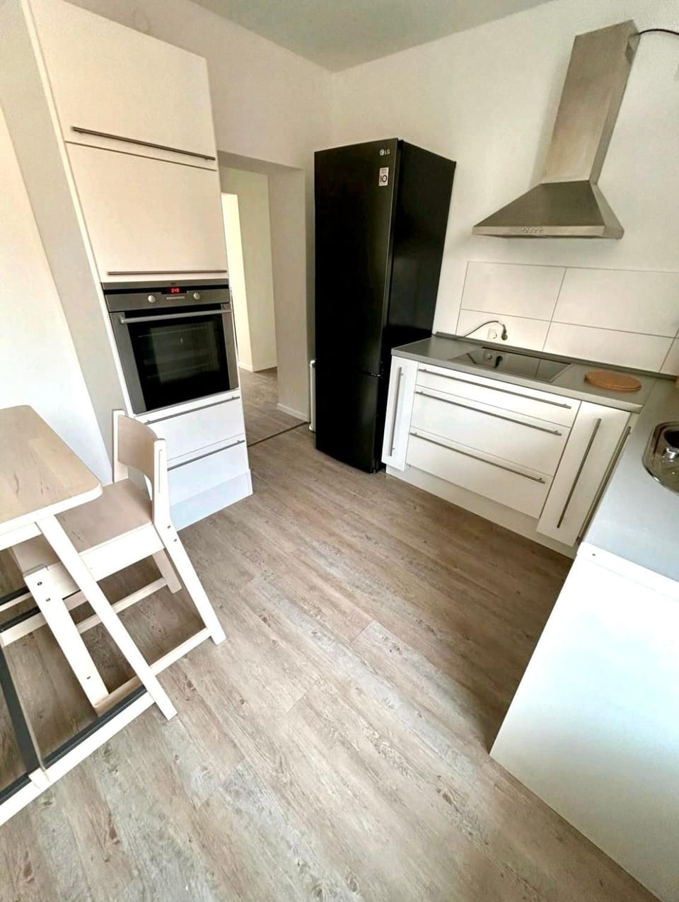 Kitchen or kitchenette, minibar, oven, stove