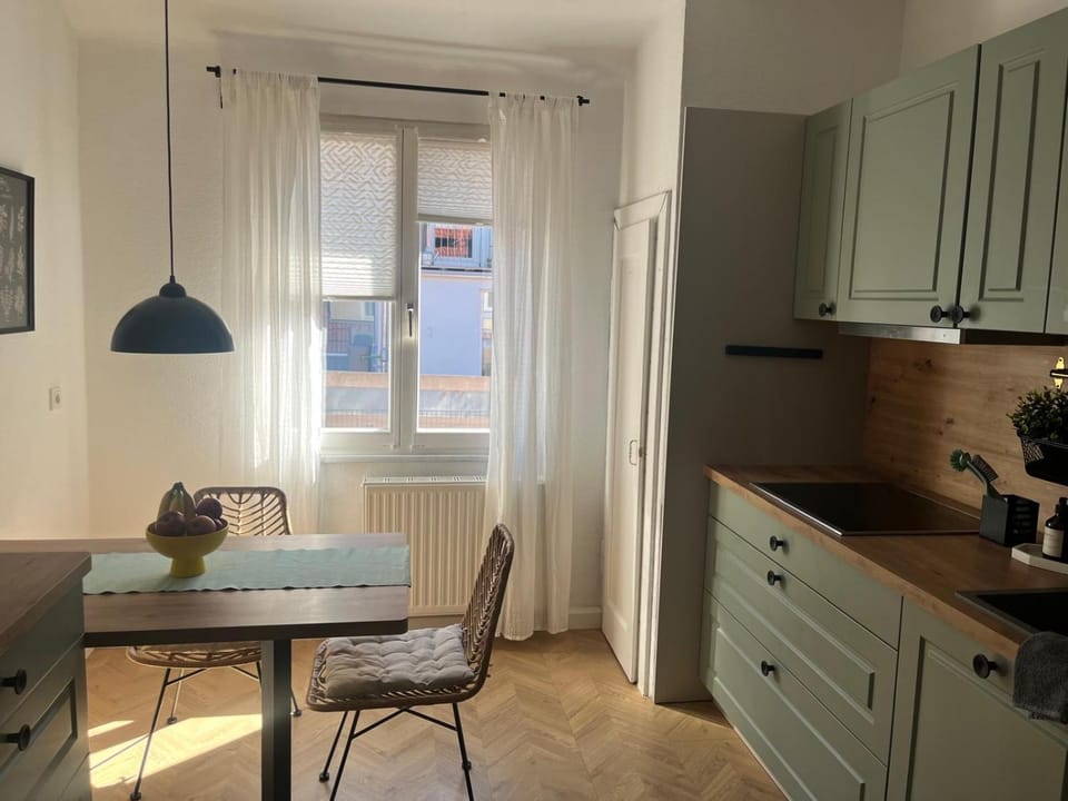 Kitchen or kitchenette, Dining area, Food, Breakfast, stove, kitchen