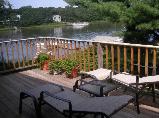 Waterfront house House in East Falmouth
