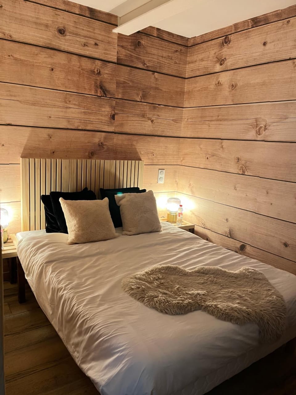 Courchevel Room avec jacuzzi et sauna privatif Love hotel in Annemasse