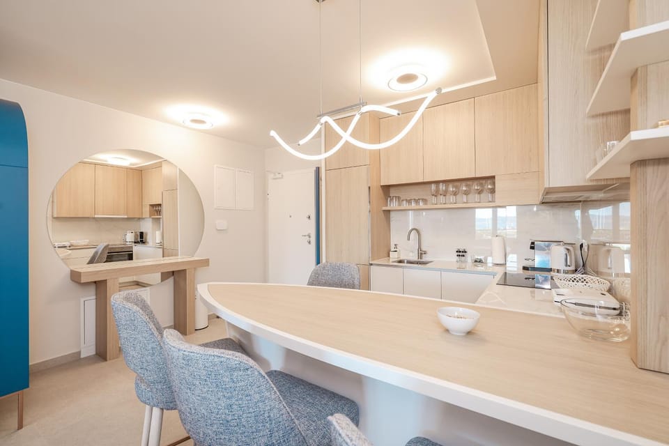 Kitchen or kitchenette, Dining area, stove