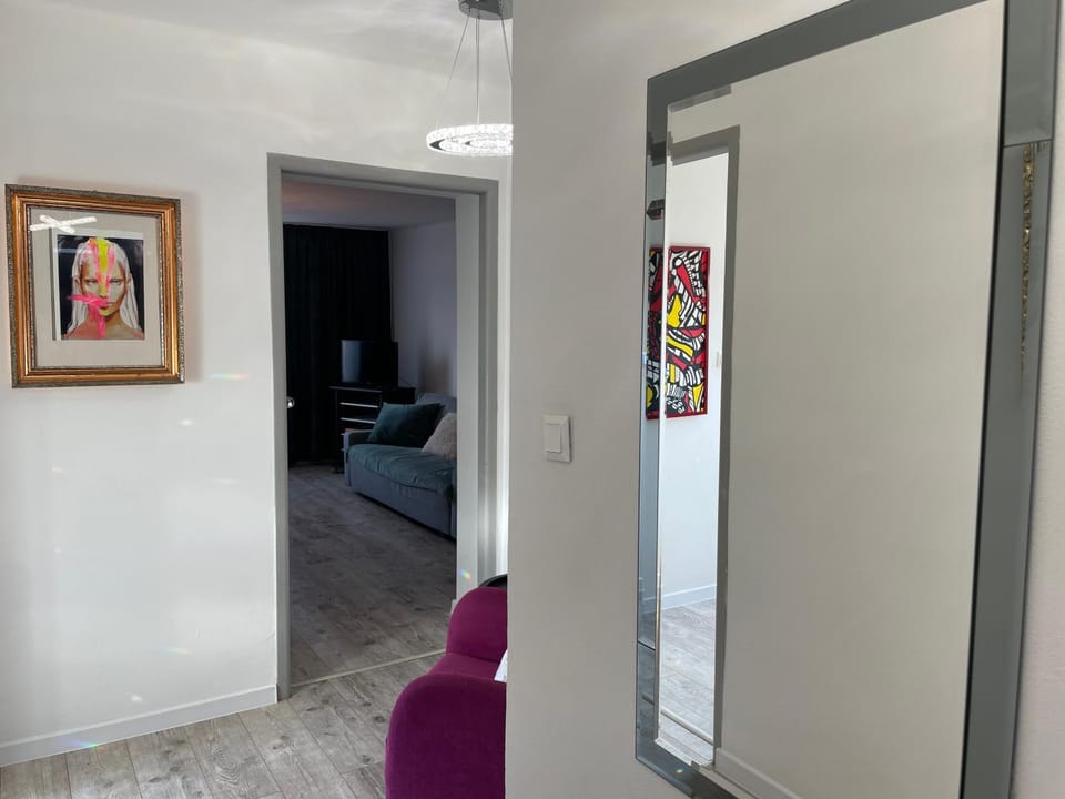 Photo of the whole room, Seating area