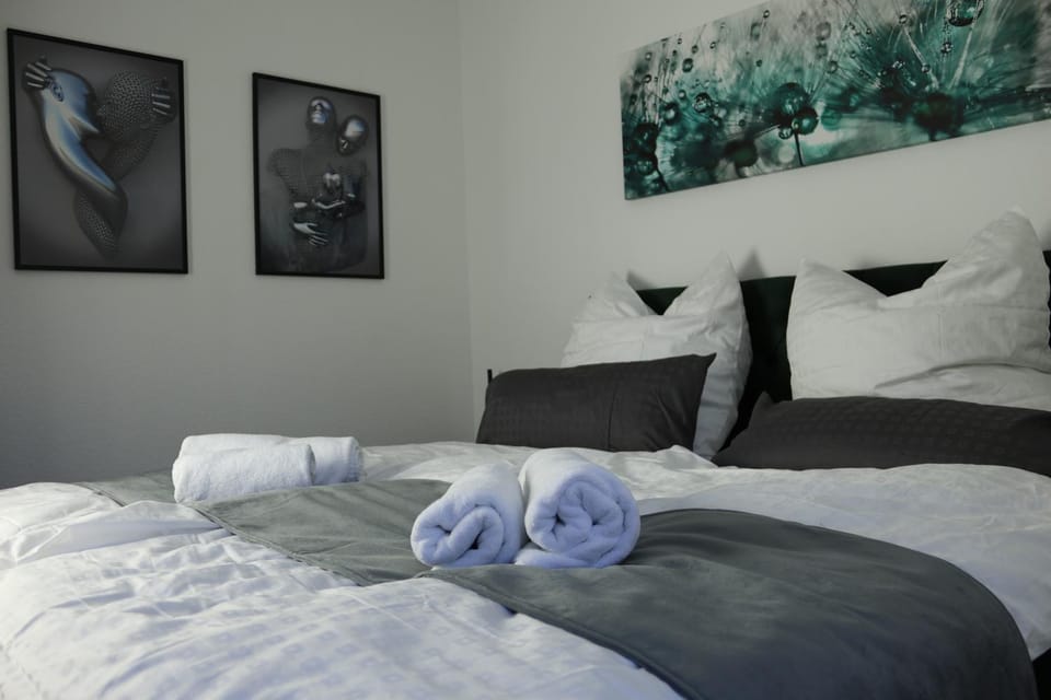 Bed, Bedroom, towels, towels