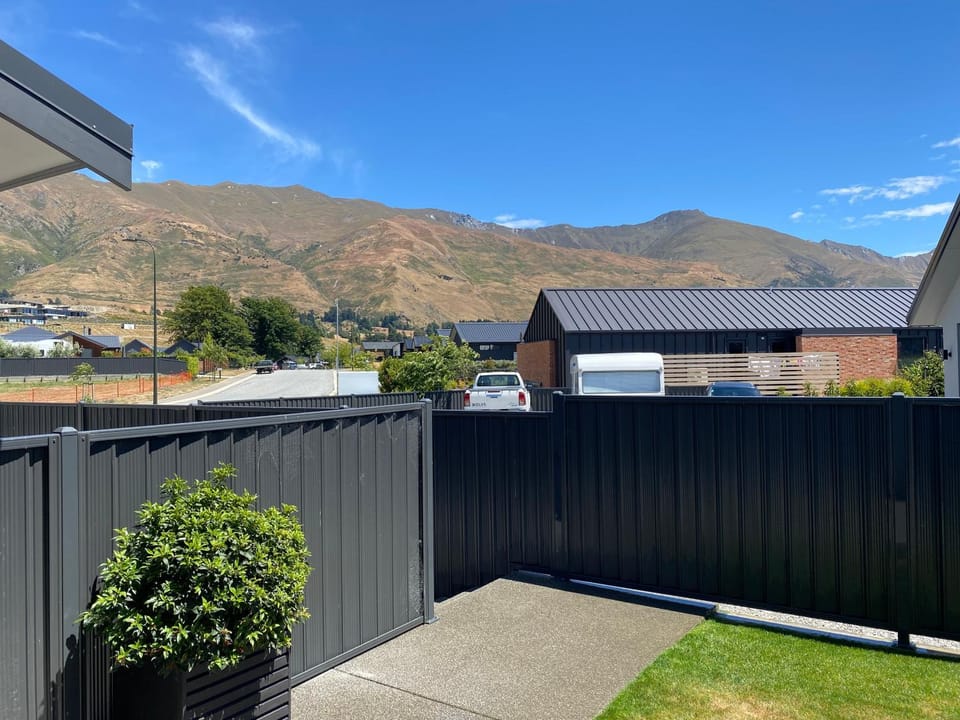 Modern Apartment - walking distance to lake and town Apartment in Wanaka
