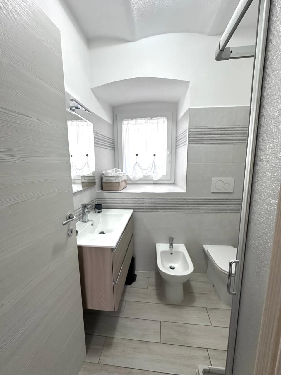 Shower, Toilet, Bathroom, bidet, towels