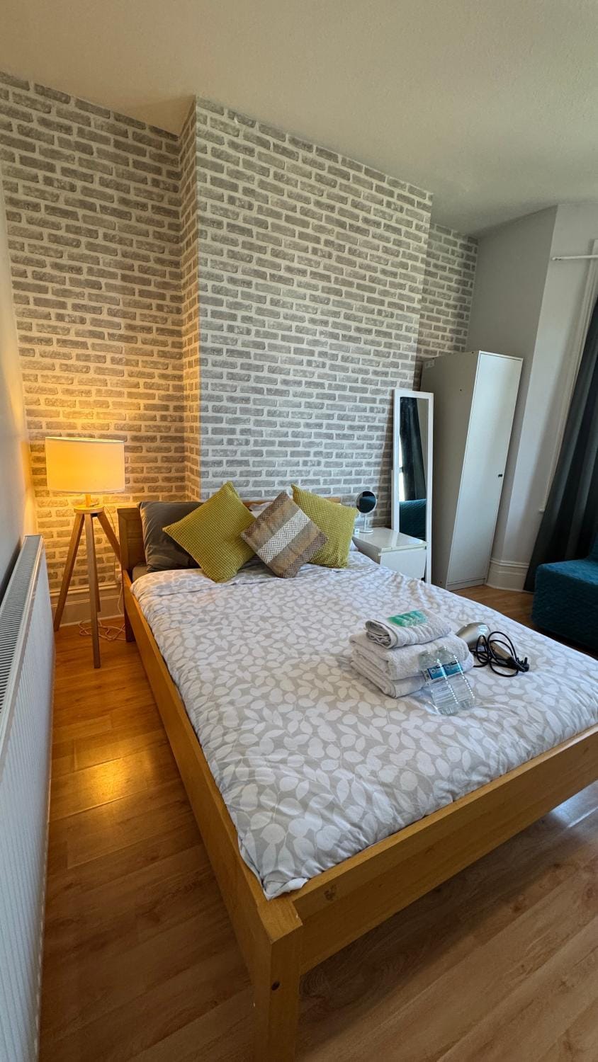 1 Cozy large room near Notting hill & Bayswater & Paddington Station Vacation rental in London