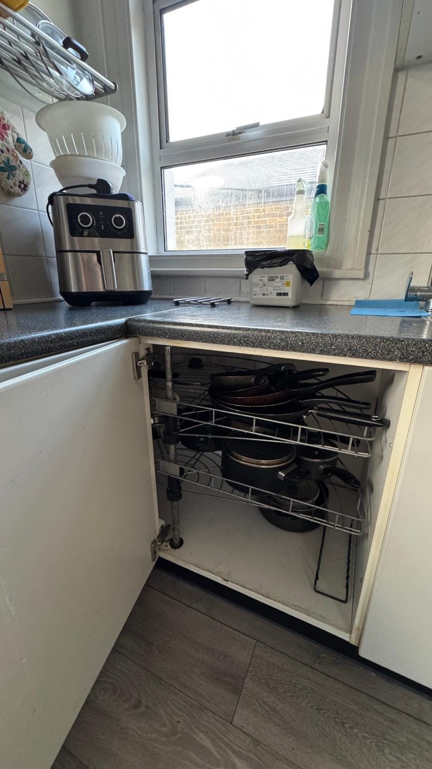 Kitchen or kitchenette, oven
