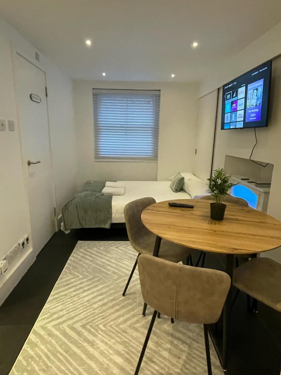 Bed, TV and multimedia, Living room, Photo of the whole room, Seating area, Dining area