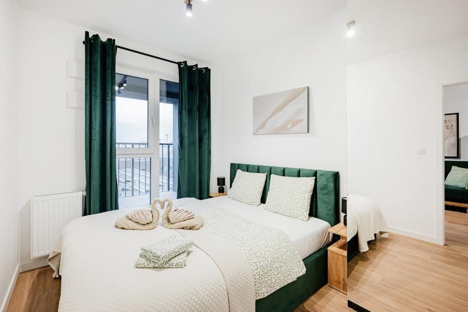 Photo of the whole room, Bedroom, towels