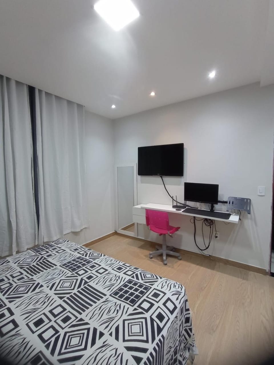 Bed, TV and multimedia, Bedroom