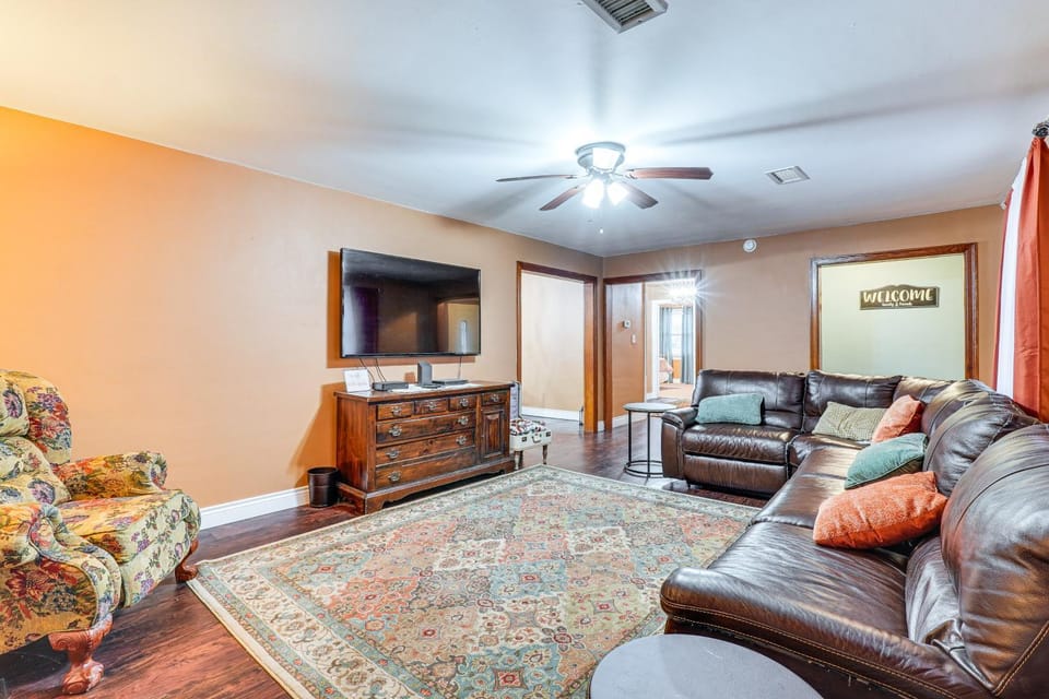 < 1 Mi to Main St Berryville: Spacious Family Home House in Arkansas