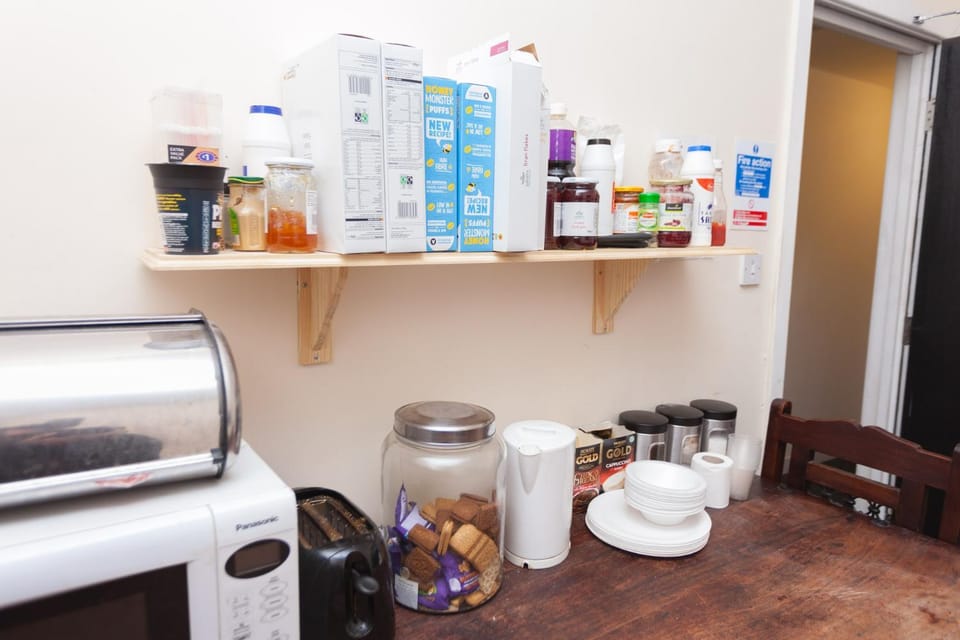 Communal lounge/ TV room, Food close-up, Kitchen or kitchenette, Communal kitchen, Breakfast, Breakfast, Continental breakfast