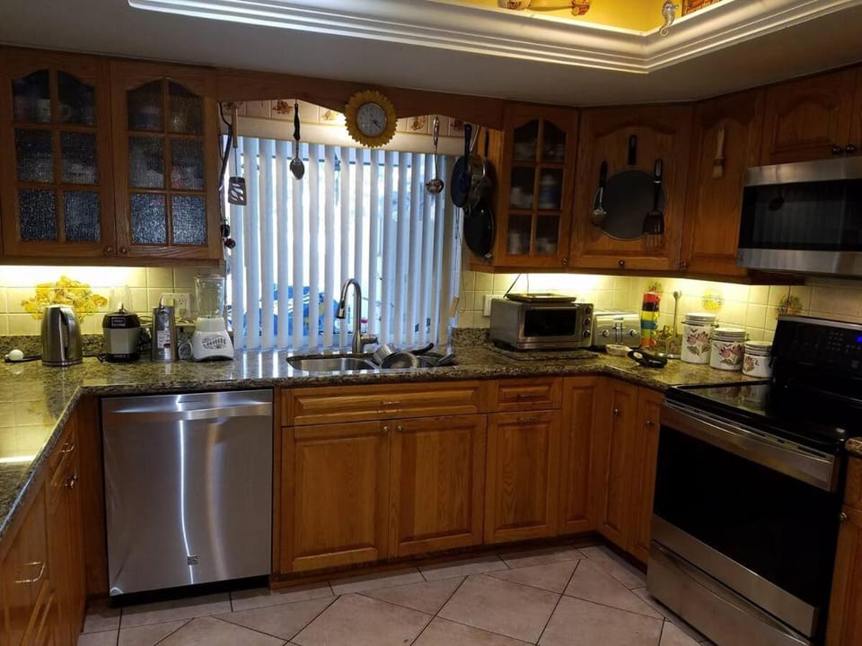 Coffee/tea facilities, Kitchen or kitchenette, Kitchen or kitchenette, dishwasher, oven, stove, toaster