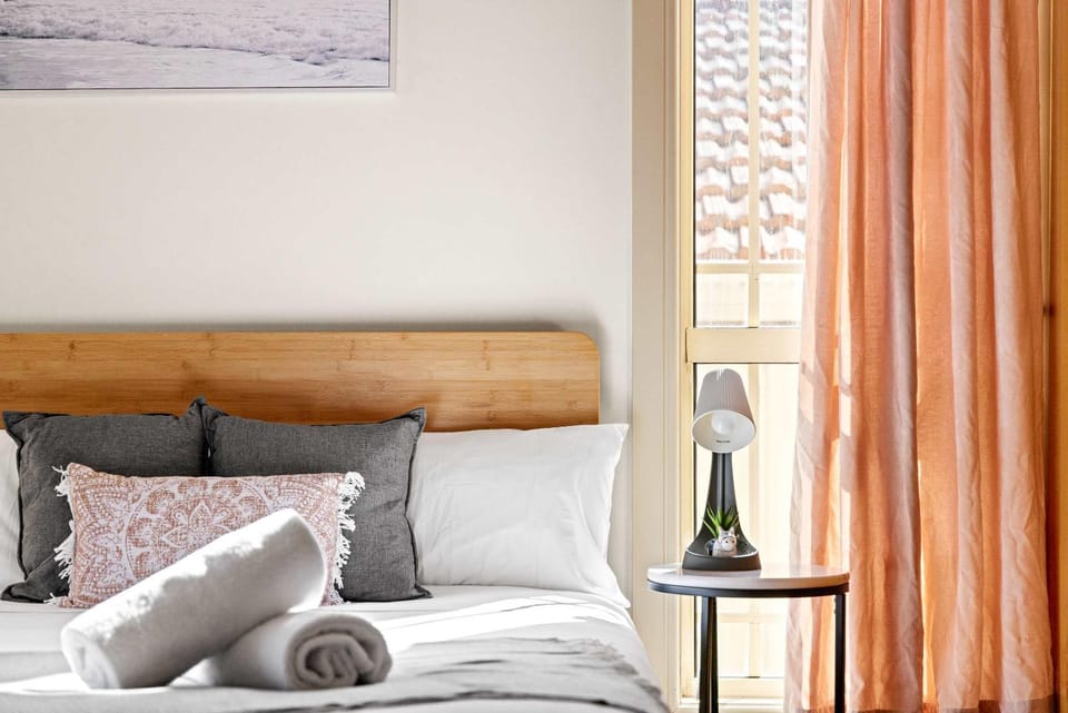 Quaint Double Room - Convenient Spot in Bexley - Shared Bathroom Bed and Breakfast in Sydney