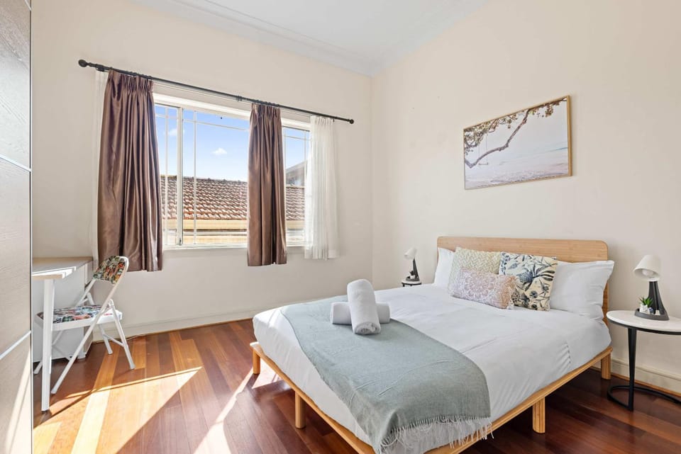 Quaint Double Room - Convenient Spot in Bexley - Shared Bathroom Bed and Breakfast in Sydney
