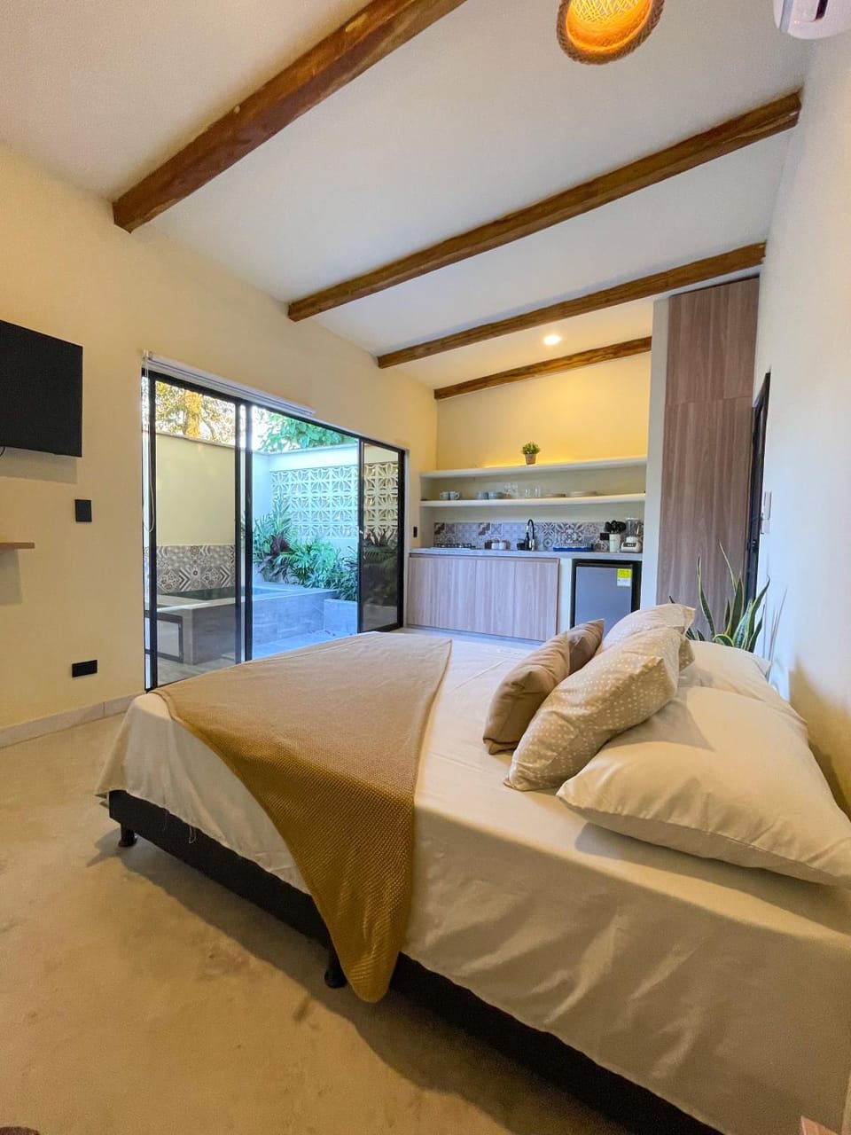 Bed, TV and multimedia, Kitchen or kitchenette, Photo of the whole room, Bedroom