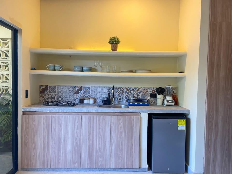 Kitchen or kitchenette, minibar