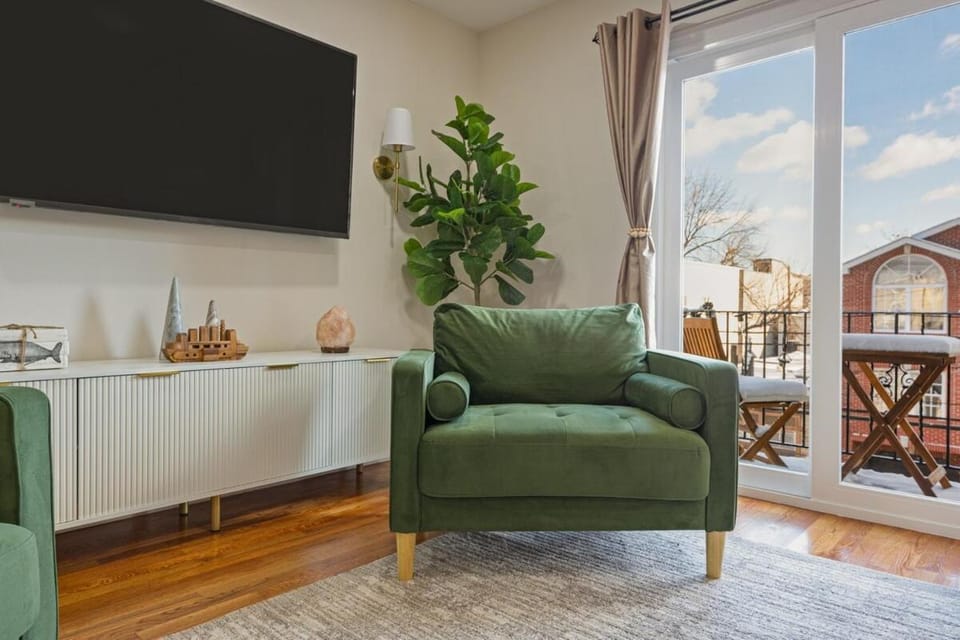 New Cozy retreat with parking and gameroom Minutes to NYC Apartment in Hoboken