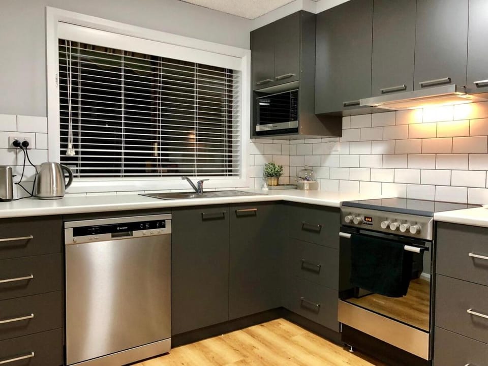 Coffee/tea facilities, Kitchen or kitchenette, dishwasher, oven, stove, toaster