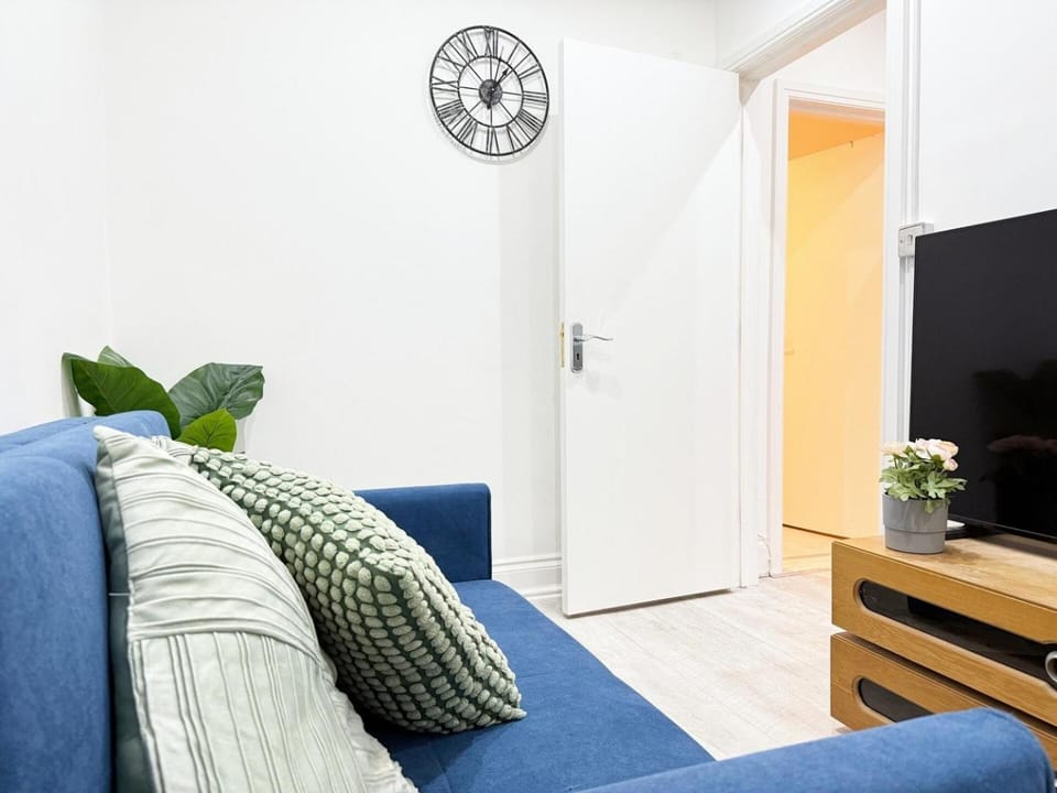 Communal lounge/ TV room, Living room, Seating area, Evening entertainment