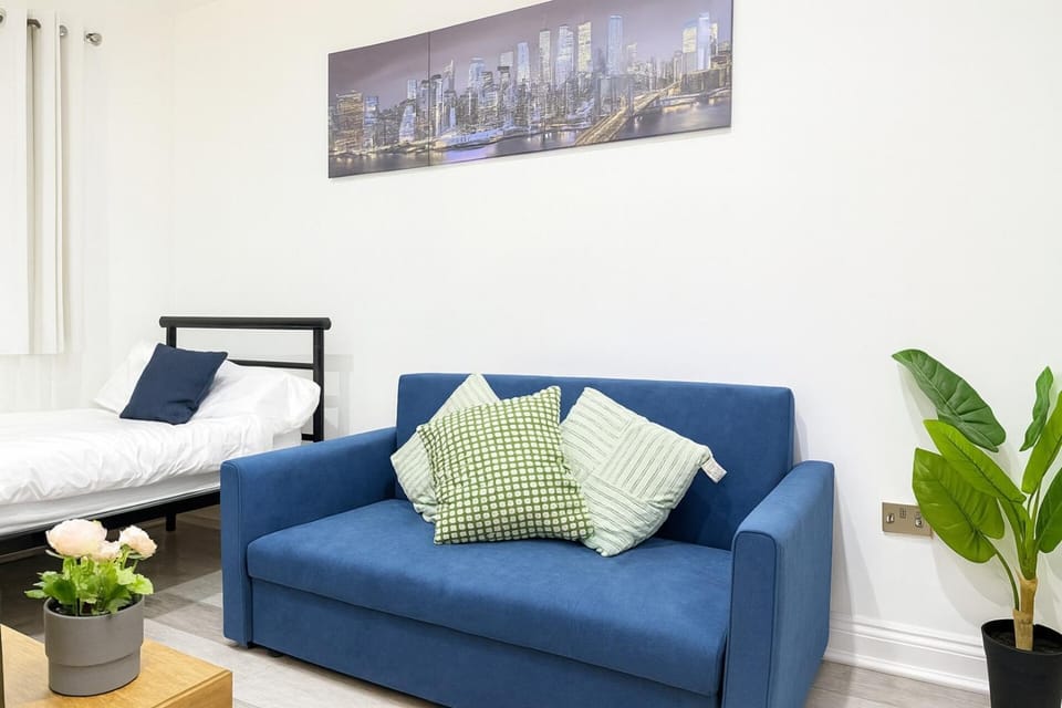 Bed, Living room, Photo of the whole room, Seating area, Bedroom