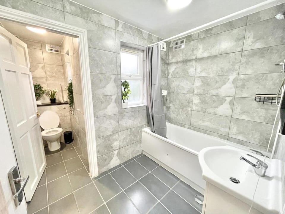 Shower, Toilet, Bathroom, Bath, towels