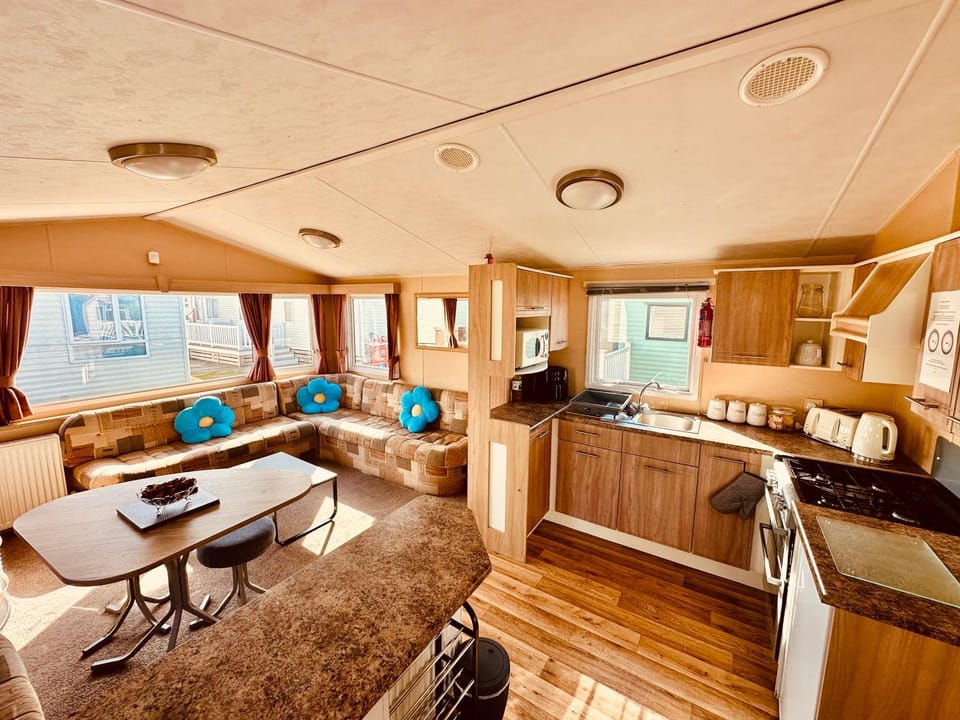 Kitchen or kitchenette, Living room, Dining area