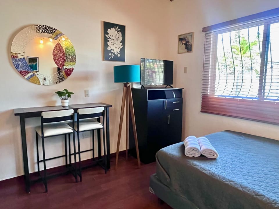 Bed, TV and multimedia, Photo of the whole room, Dining area, Bedroom