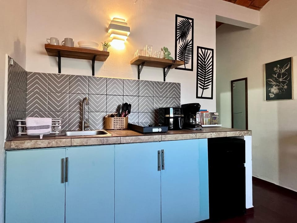 Coffee/tea facilities, Kitchen or kitchenette, microwave, stove, toaster