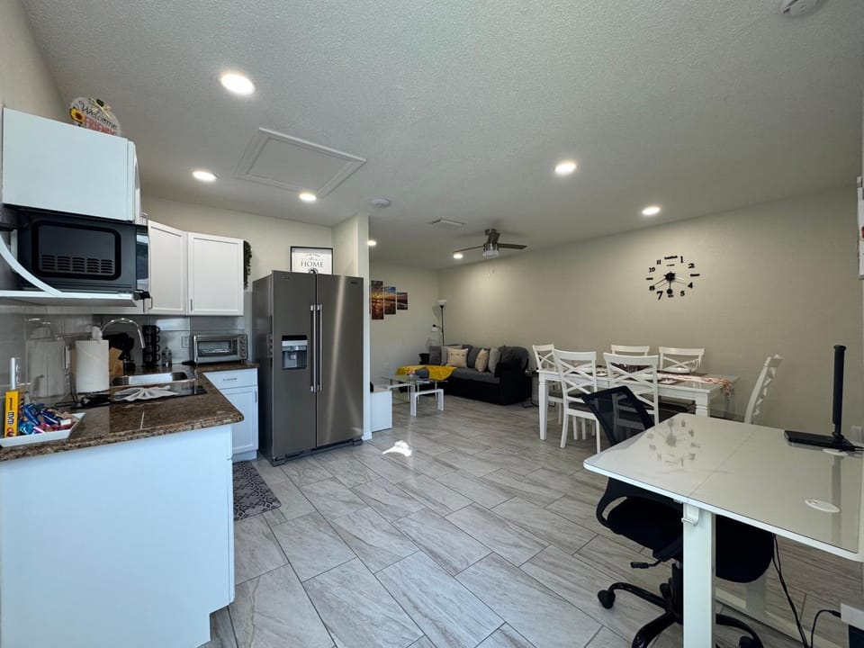 Kitchen or kitchenette, Living room, Seating area, Dining area, oven