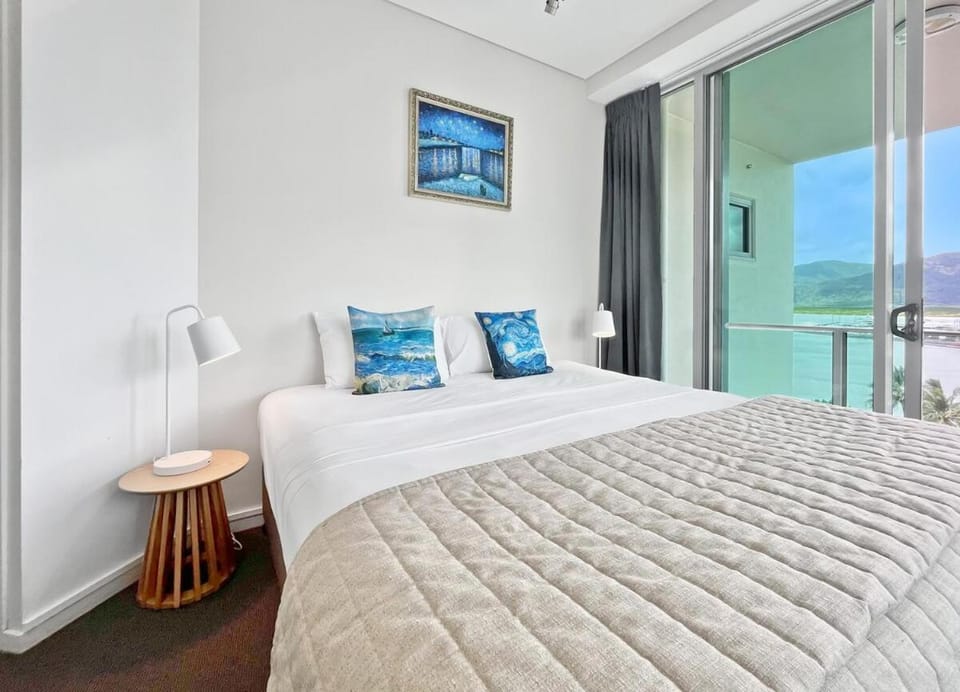 '117' Impressions by the Sea - 2BR 2BA Pool Parking Apartment in Cairns