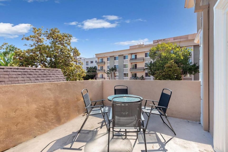 Spacious 2BR Apartment with Full Kitchen & Dining In Beverly Hills Apartment in Beverly Hills