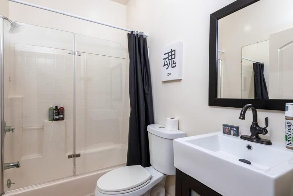 Spacious 2BR Apartment with Full Kitchen & Dining In Beverly Hills Apartment in Beverly Hills