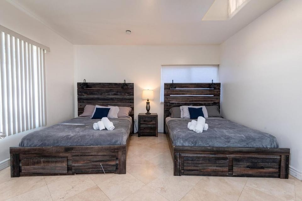 Spacious 2BR Apartment with Full Kitchen & Dining In Beverly Hills Apartment in Beverly Hills