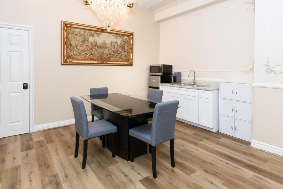 Spacious 2BR with Kitchenette and Dining in Beverly Hills Apartment in Beverly Hills