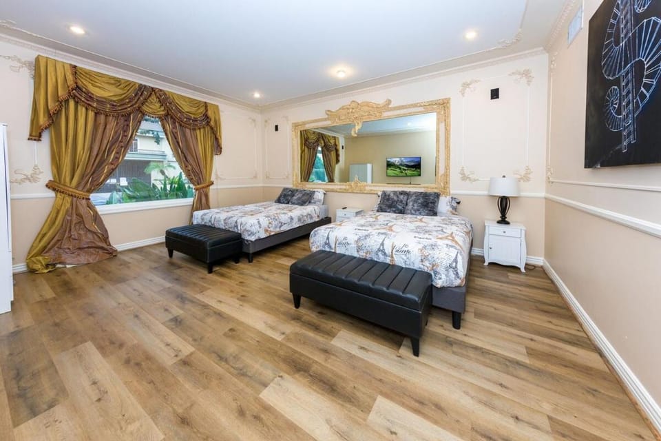 Spacious 2BR with Kitchenette and Dining in Beverly Hills Apartment in Beverly Hills