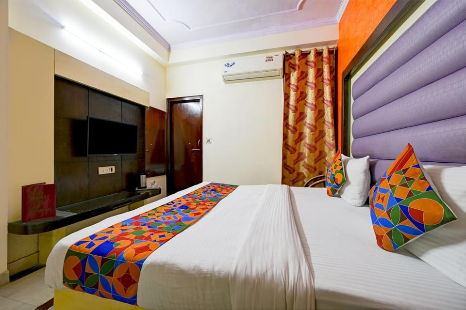 Communal lounge/ TV room, Bed, TV and multimedia, Photo of the whole room, Evening entertainment, Bedroom, wardrobe, air conditioner