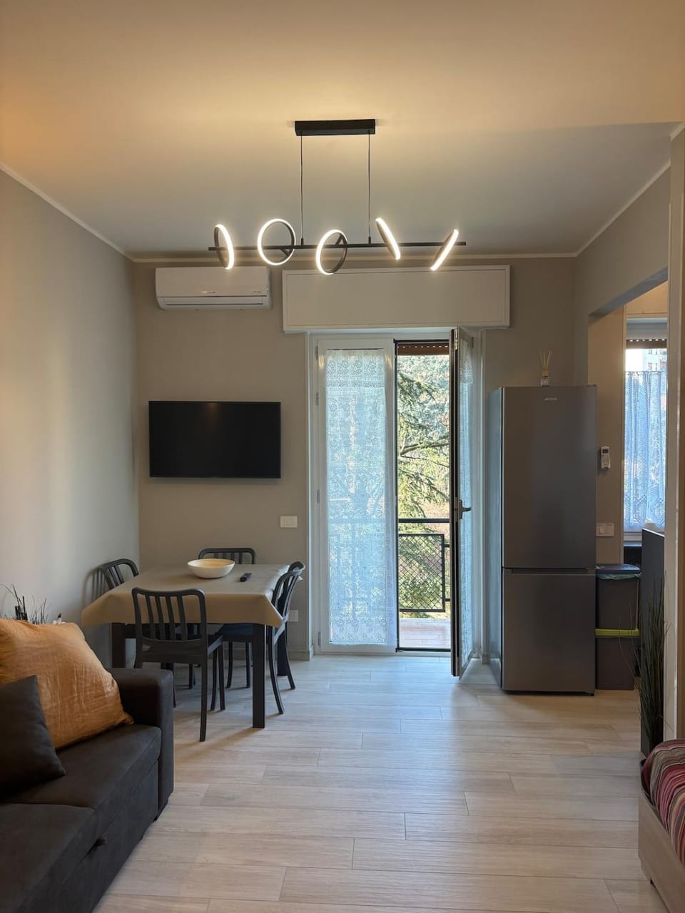 Communal lounge/ TV room, TV and multimedia, Living room, Seating area, Dining area, Evening entertainment, air conditioner