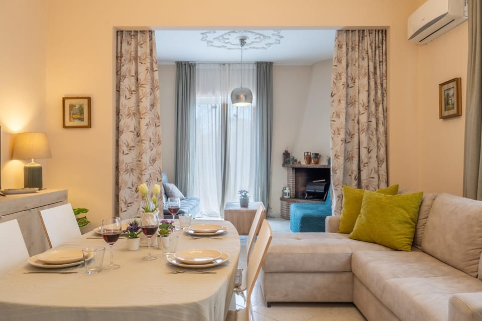 Living room, Seating area, Dining area, air conditioner