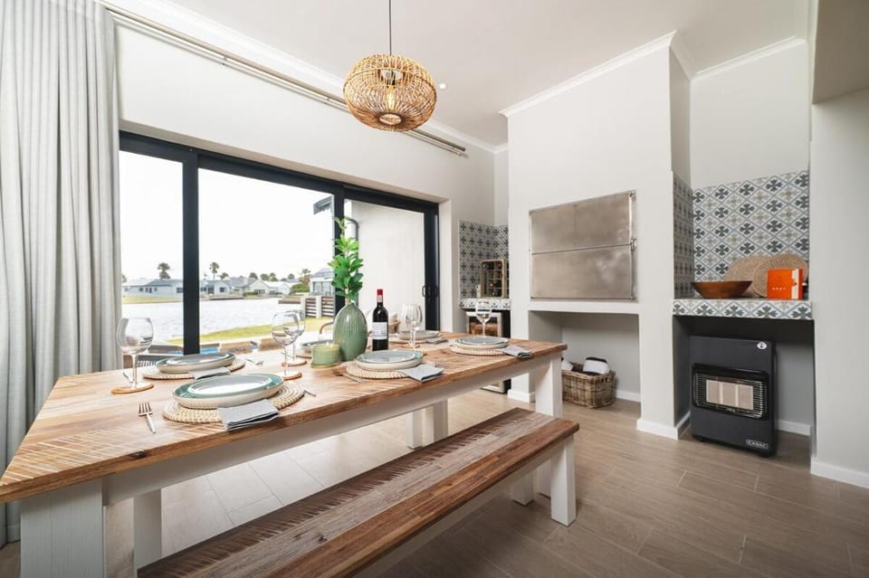 Dining area, Pool view, Breakfast, minibar