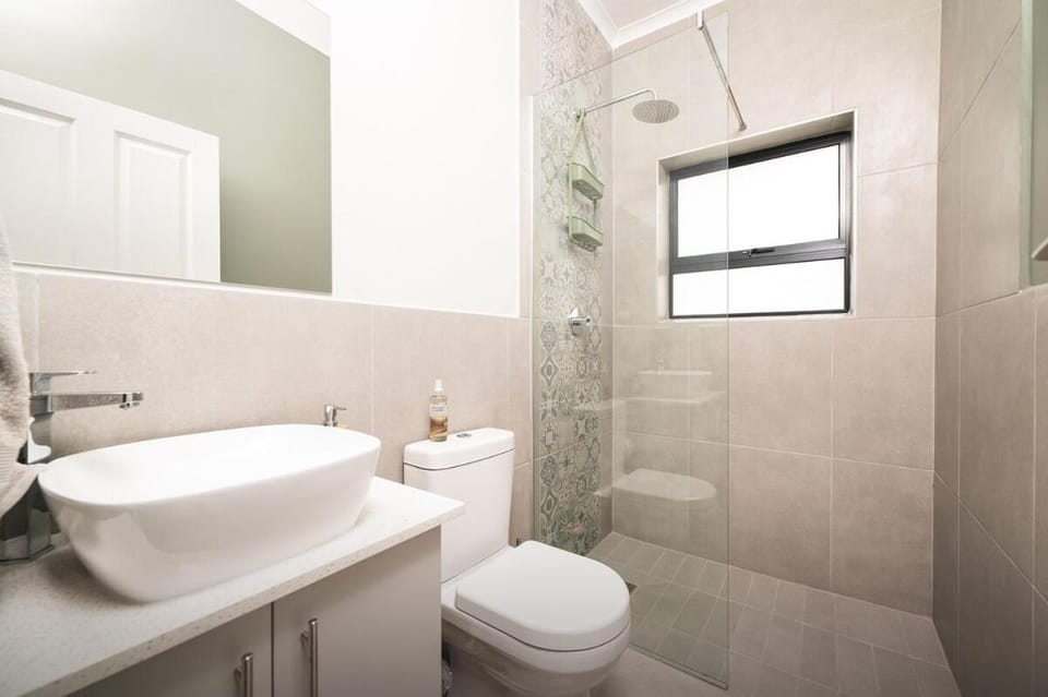 Shower, Toilet