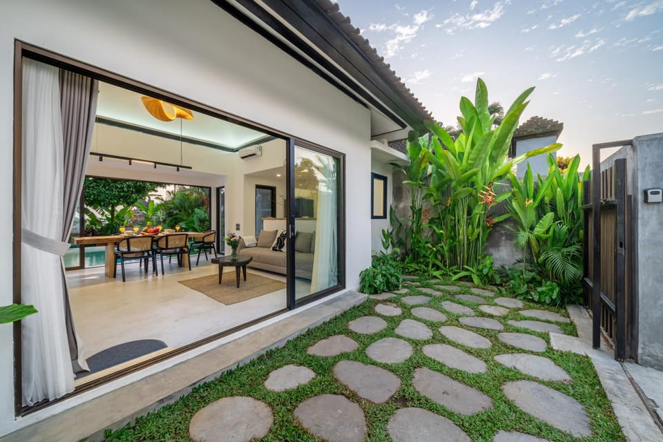 Property building, View (from property/room), Living room, Dining area, Parking