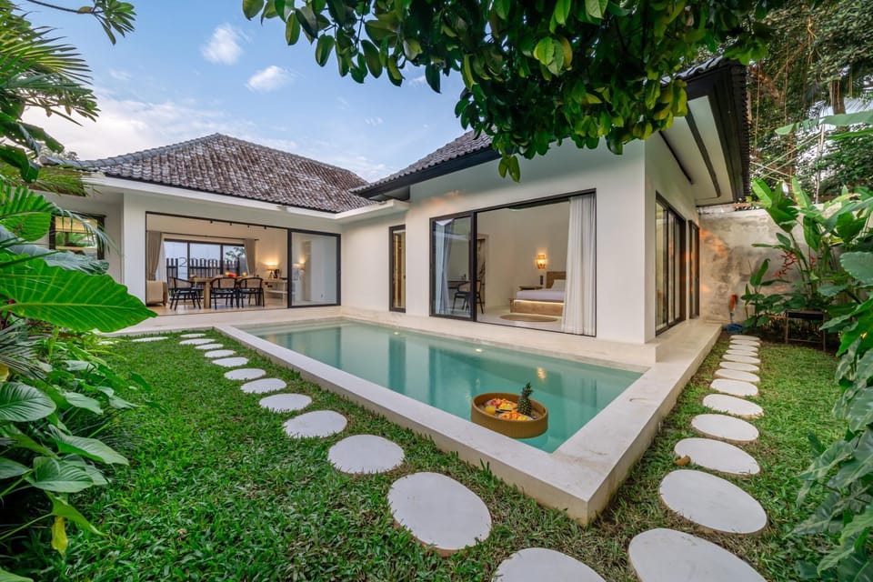 Property building, Patio, Garden, Balcony/Terrace, Swimming pool, Swimming pool