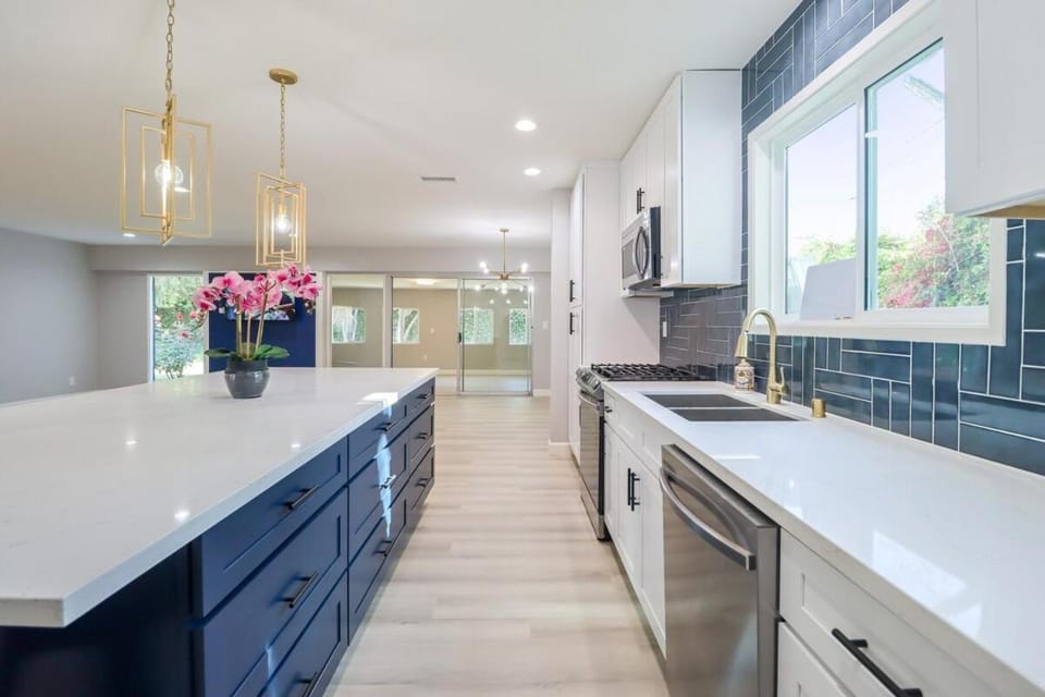 The Topanga Village Retreat -Heart of the Valley Villa in Canoga Park