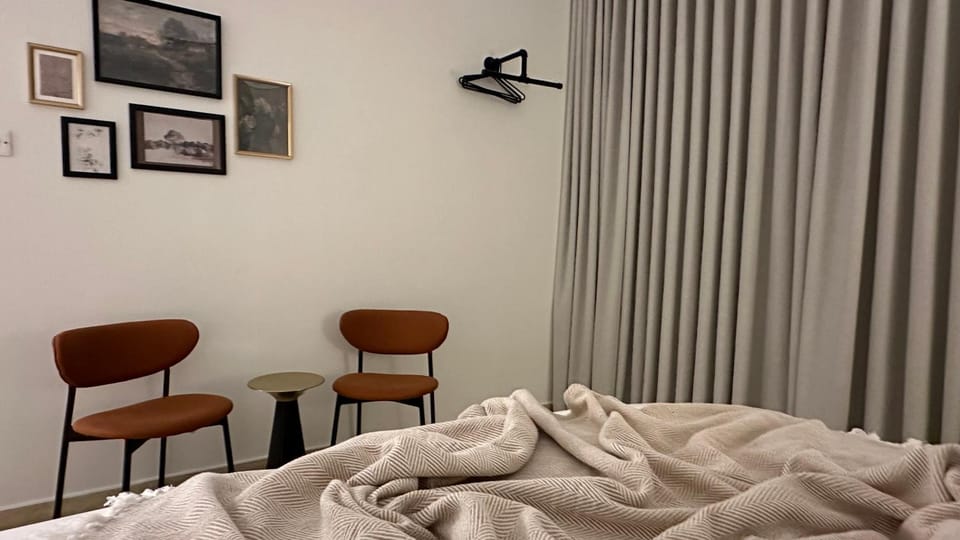 Bed, Photo of the whole room, Seating area, Bedroom, internet, air conditioner