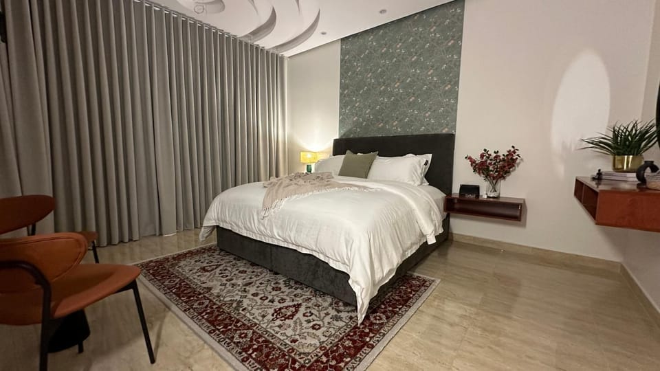 Bed, Photo of the whole room, Seating area, Bedroom, internet, air conditioner