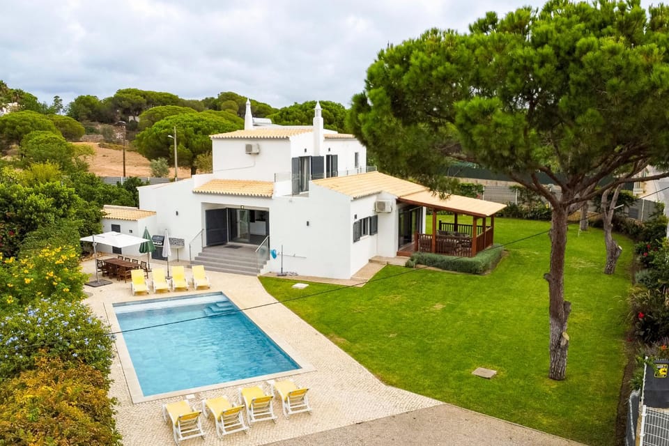 Property building, Patio, Natural landscape, Garden, Garden view, Swimming pool, sunbed